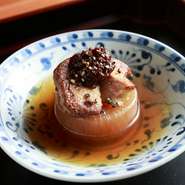 味噌は、赤ワインで煮たエシャロットに八丁味噌とはちみつを合わせ、キャラメリゼしたいちじくのペーストを加えた、複雑な味わい。味がしみた大根とフォアグラと一緒にいただけば、見事なハーモニーが完成します。