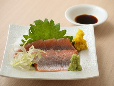 クセのない甘みある味わいが“癖”になる、季節限定の『十和田湖 ひめます刺身(半身)』