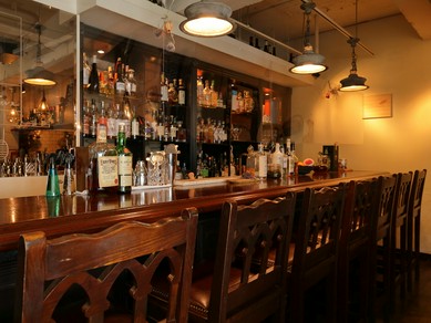 フラリと来店し、食事とお酒をひとり嗜む