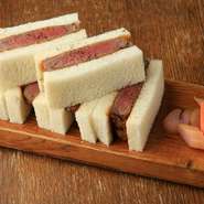 希少な和牛のシャトーブリアンのカツをサンドイッチにした、店の看板メニュー。極力減らしたパン粉を、厚めにカットした肉にまとわせ、絶妙な火加減で揚げたカツは、ジューシーで肉の旨みが凝縮しています。