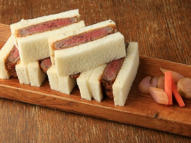 旨みと甘みたっぷりで柔らかいカツに感動。要予約の人気メニュー『和牛シャトーブリアンのカツサンド』