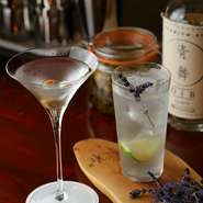 こちらの店では、フレッシュなハーブや、イチゴ・桃・ぶどうなど、季節のフルーツを使ったカクテルも種類豊富に揃っています。画像中央のジントニックは、オーガニックのラベンダーの香りに思わずウットリ！