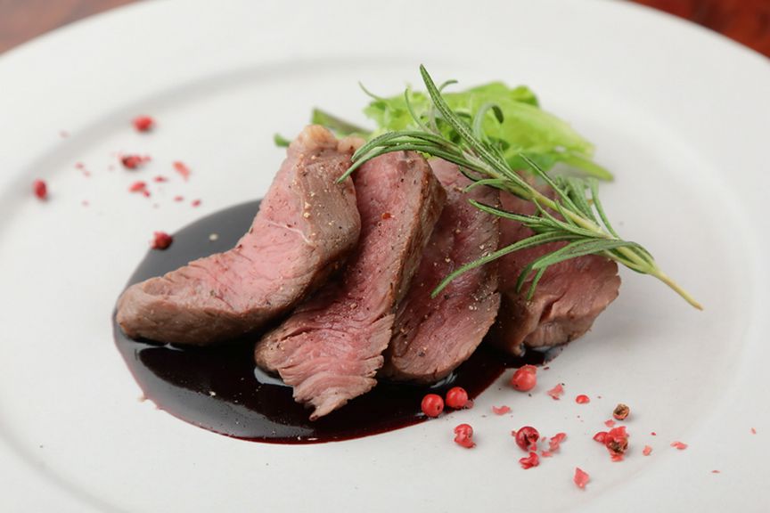 赤身肉の深い旨みをじっくりと噛みしめる『ブラックアンガス牛のグリル』