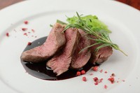 赤身肉の深い旨みをじっくりと噛みしめる『ブラックアンガス牛のグリル』