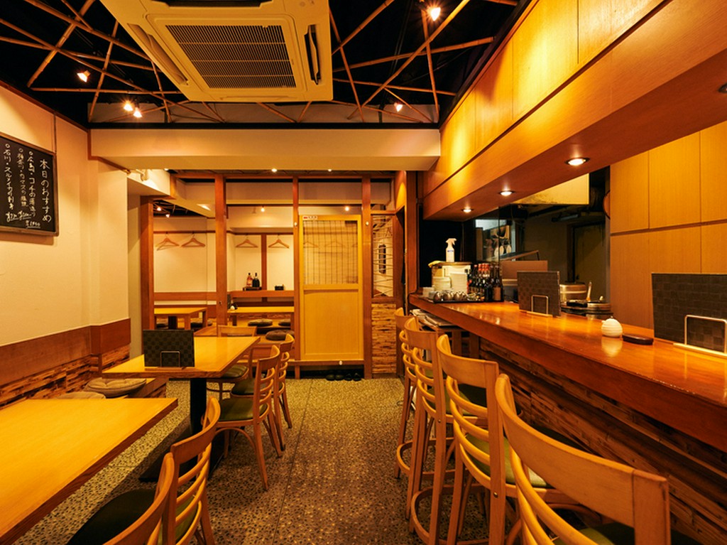 温かみのある小粋な店内