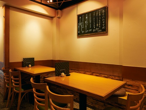 粋で落ち着いたテーブル席