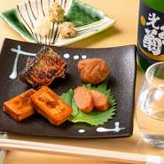 日本酒好きな店主が、おいしい日本酒をよりおいしく味わうために工夫をこらしたコースが楽しめます。日本酒を主役につくられたコース料理とともに、日本酒の奥深い味わいを知ることができます。