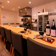 コース料理のオーダーはお一人様からOK。カウンター席のみの店内は一人でもくつろげ、一人の時間が楽しくなる店の雰囲気です。