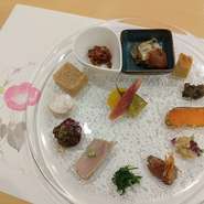 くずし割烹sawaがご用意する旬の食材とこだわりの肴を活かした酒を愉しむためのおまかせコース。一皿ごとに盃が進む、店主の一押し