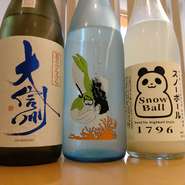 ペアリングコース7500円
[料理+日本酒2合半強(各8～9種)]

ペアリングコース6500円
[料理+日本酒2合強(各6～7種)]

ペアリングコース5500円
[料理+日本酒1合半強(各5種)]

料理と日本酒の出逢いを一献ずつ。