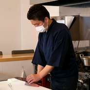 お客様が何を欲しているかを察し、声をかけられる前に動くようにしています。お客様の箸の進み具合を確認しながら、おいしく召し上がっていただけるタイミングで、次の一皿をお出ししています。