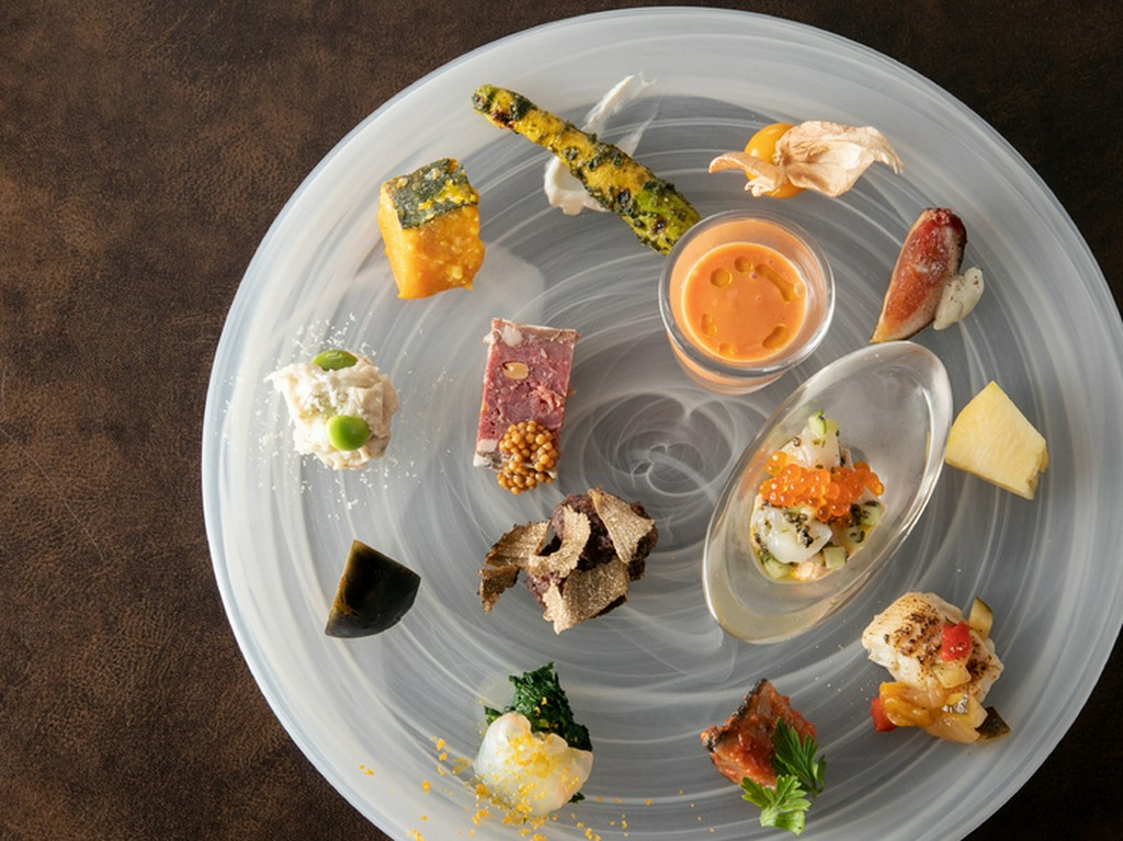 とっておきの美味を少しずつ、好みのワインと共に味わいたい『旬の前菜14種類盛り合わせ』