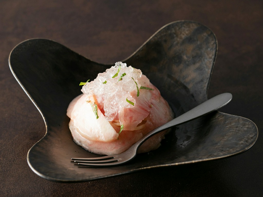 時期によって異なる味を楽しめるスペシャリテ『季節のフルーツと濃縮トマトの冷製パスタ』