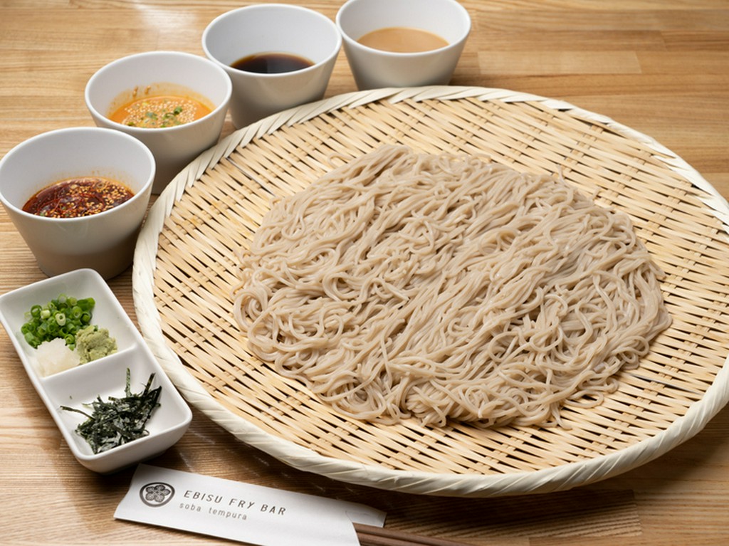 グループでワイワイ食べたら、お得でおいしい。3人前相当の蕎麦がどーんと盛られた『大ザル』