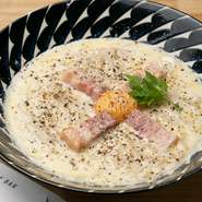ベースに蕎麦だしを使用した蕎麦店流のカルボナーラ。濃厚なクリームと卵が麺によくからみ、想像以上に蕎麦との相性の良さを感じます。パスタに比べるとローカロリーなので、ディナーの〆としても最適です。