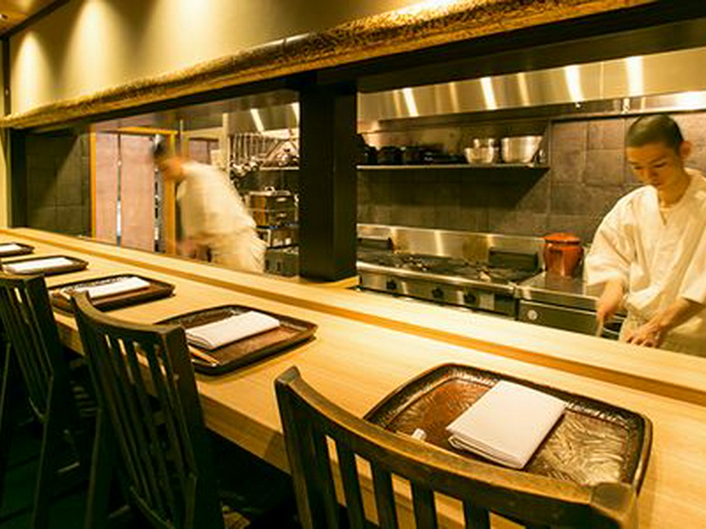 カウンター席ございます。