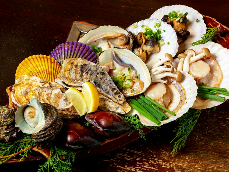 旬に合わせて常時15〜25種類。焼き上がる香ばしい貝の香りがたまらない!『貝賊焼き盛り合わせ7種』