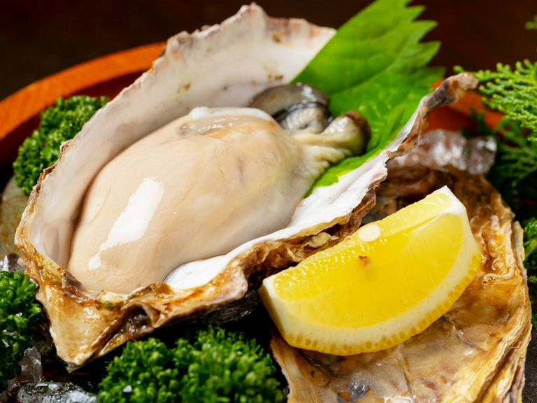旬に合わせて全国から仕入れる上質なカキを豪快に食べる醍醐味！　旨み濃厚な『生カキ』