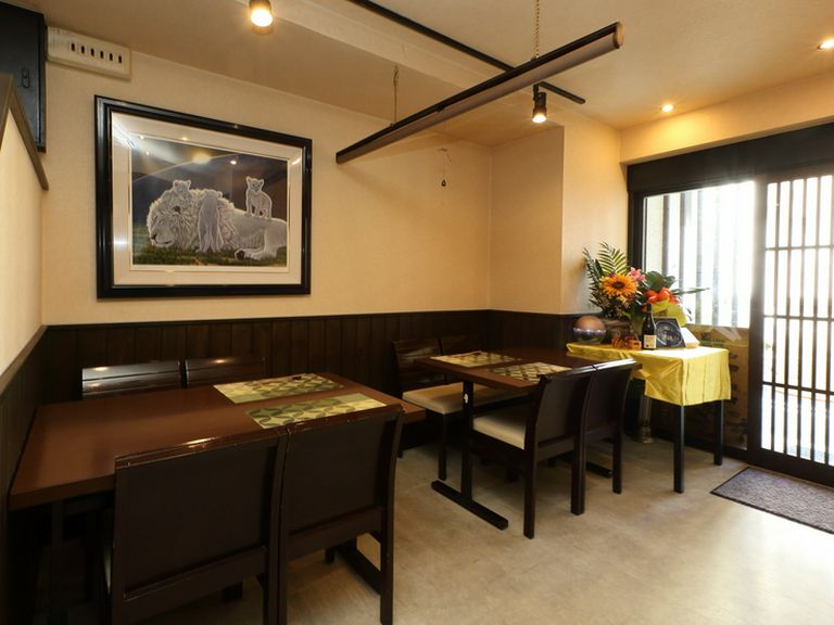 テーブルとの間にはスクロールカーテンが設置され、半個室風にも