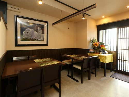 テーブルとの間にはスクロールカーテンが設置され、半個室風にも