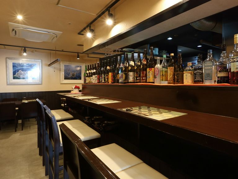 カウンター席はお一人様でも少人数でもお気軽に