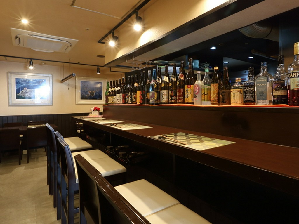 カウンター席はお一人様でも少人数でもお気軽に