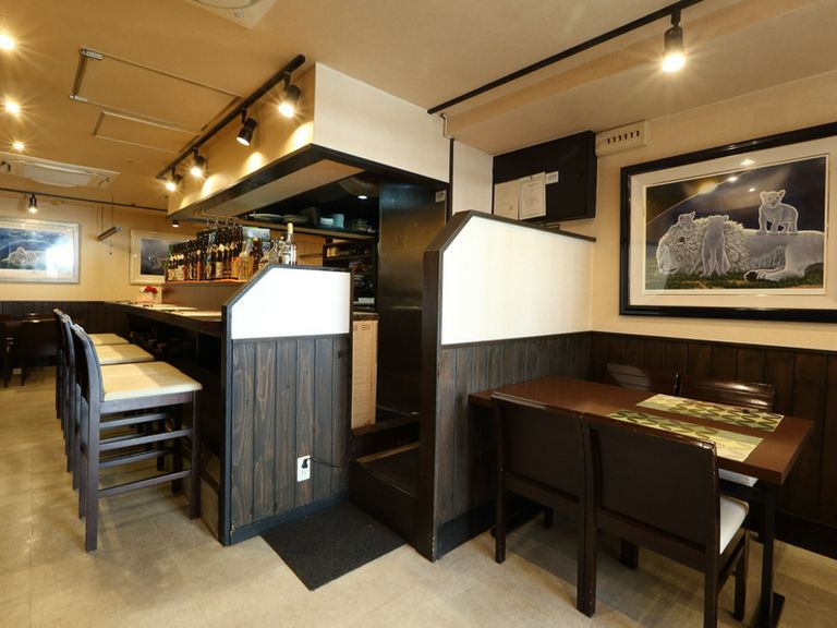 店内はシンプルなしつらえと色づかいで落ち着いた雰囲気