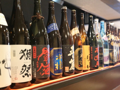 日本酒や焼酎など各地の銘酒がそろう