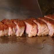 ランチ限定で食べられる国産牛赤身ステーキがメイン。目の前の鉄板で焼いてくれるスタイルでは、破格のリーズナブルな値段です。サラダ、ライス、スープも付いた人気のランチ。