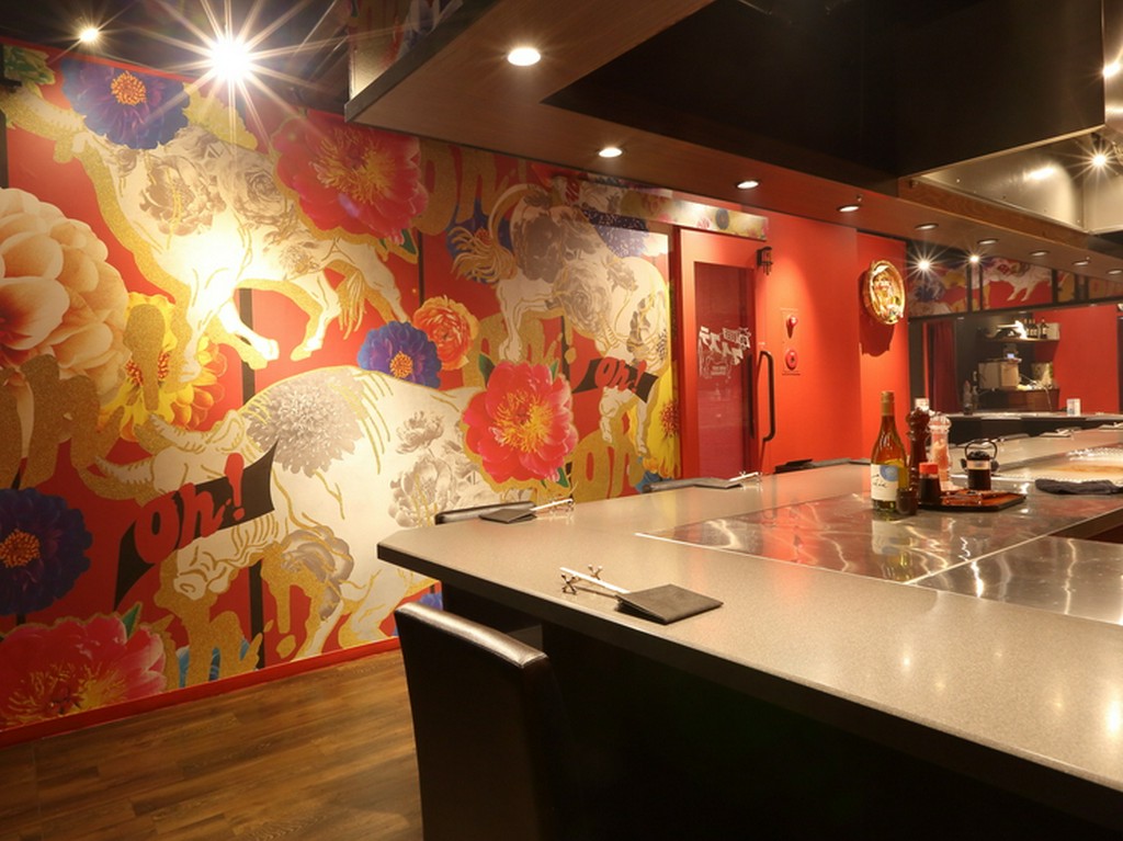 壁には牛のイラストが描かれた、スタイリッシュな空間