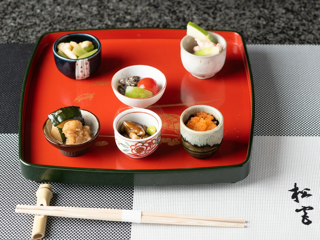 六甲のこだわり野菜で織りなす『野菜膳菜』。大正時代の骨董輪島塗ともコラボレーション。　