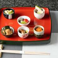 盃に盛られた色とりどりの前菜を目でも愉しみ、旬を味わう。そんな贅沢な前菜の盛り合わせです。緑トマトや青瓜、黒枝豆など、その季節ならではの食材にひと手間ふた手間かけた、料理人の技が光る逸品ばかりです。
