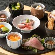 「お造り」「珍味」「ローストビーフ」など、10種類程の日替わり料理が彩も豊かに並びます。一人でも色々味わいながらゆっくりとお酒を愉しみたい時にオススメ。
