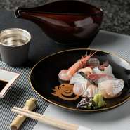 新鮮な魚介類をそれぞれの魚に合わせ、店主が熟成させた魚のお造り盛り合わせ。鰺、甘海老、カンパチ、鰆、など、熟成魚の芳ばしさ、甘み、旨みに虜になる人続出です。
