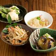 料亭出身の女将がつくるおばんざいは、丁寧にだしをひいた優しくも奥深い味がしています。その日仕入れた食材からメニューを考え、料理をつくり始めます。もちろん、全て手づくり。