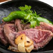 絶妙な火入れで、柔らかくジューシーに焼き上げた和牛のステーキ。最後に乗せたニンニクチップのこうばしい香りが、食する人だけでなく周囲の人たちの食欲をも刺激します。