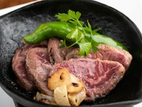 絶妙な火入れで、柔らかくジューシーに焼き上げた和牛のステーキ。最後に乗せたニンニクチップのこうばしい香りが、食する人だけでなく周囲の人たちの食欲をも刺激します。