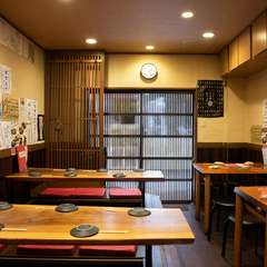 一階テーブル席。出入口に近く、気軽に立ち寄れる雰囲気