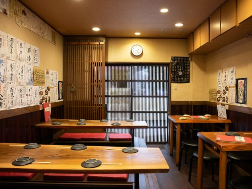 一階テーブル席。出入口に近く、気軽に立ち寄れる雰囲気