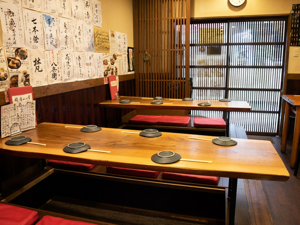 仲間同士で楽しめる、一階のテーブル席