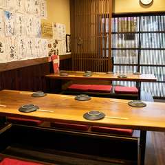 仲間同士で楽しめる、一階のテーブル席