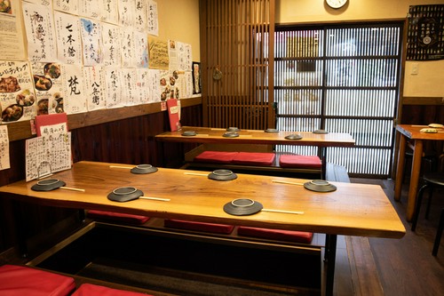 仲間同士で楽しめる、一階のテーブル席