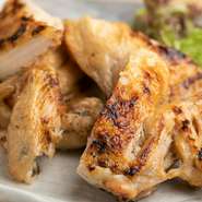 大山鶏の片身を使用しているため、ボリューム満点。皮目をパリッと香ばしく焼き上げながらも、身の部分はふっくらジューシーに仕上げています。数量限定のため、早い者勝ち。