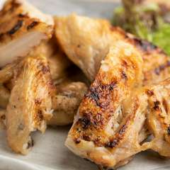 かぶりつきたいおいしさ。噛むほどに溢れる肉汁『若鶏塩焼（2～3人前）』