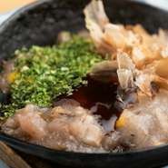 れんこんは粗めにすられ、モチモチした粘りの中にシャクシャクした歯触りが残ります。海老を加え上品に仕上げつつも、たっぷりソースを加えてカジュアルで食べやすい逸品へと変身。