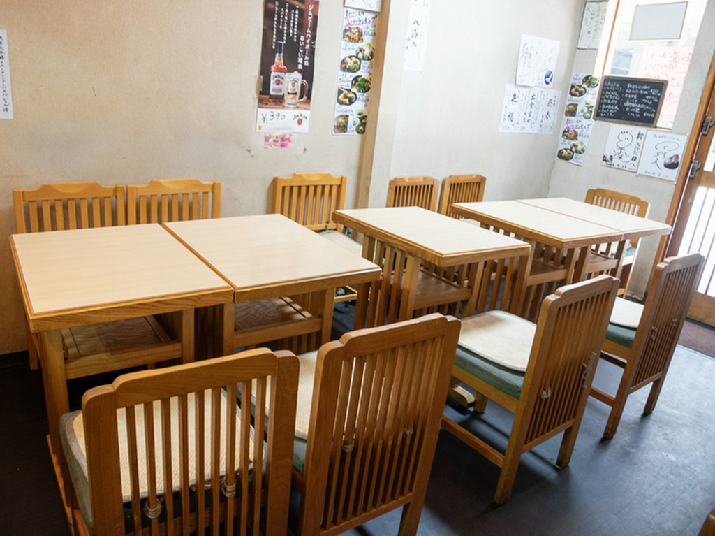 気楽にワイワイ過ごせる、一階テーブル席