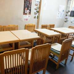 気楽にワイワイ過ごせる、一階テーブル席