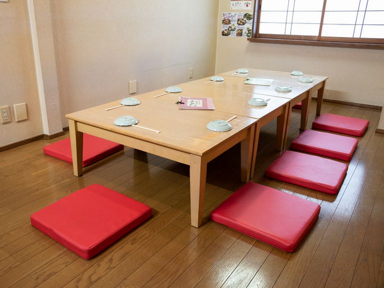 人数に合わせて自由に動かすことができる座卓