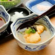 旬の鰆をテーマにした季節を感じさせるひと品。素材の鮮度を活かすためレアでサッと揚げた鰆の天ぷらを、風味豊かな青さの餡といただく優しい味わいの逸品です。