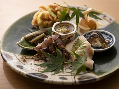 温かい雰囲気でゆっくりくつろげる店内。